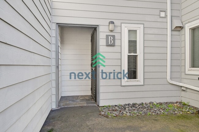 Building Photo - Charming 1.5-Bedroom Unit in Convenient Burien Location