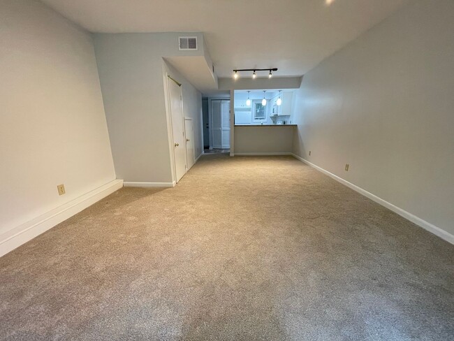 Building Photo - Upper level towh-home style 2br condo in C...