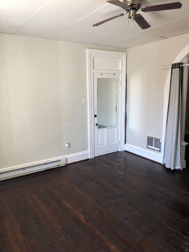 Building Photo - 1 BR 1Bath upstairs apartment