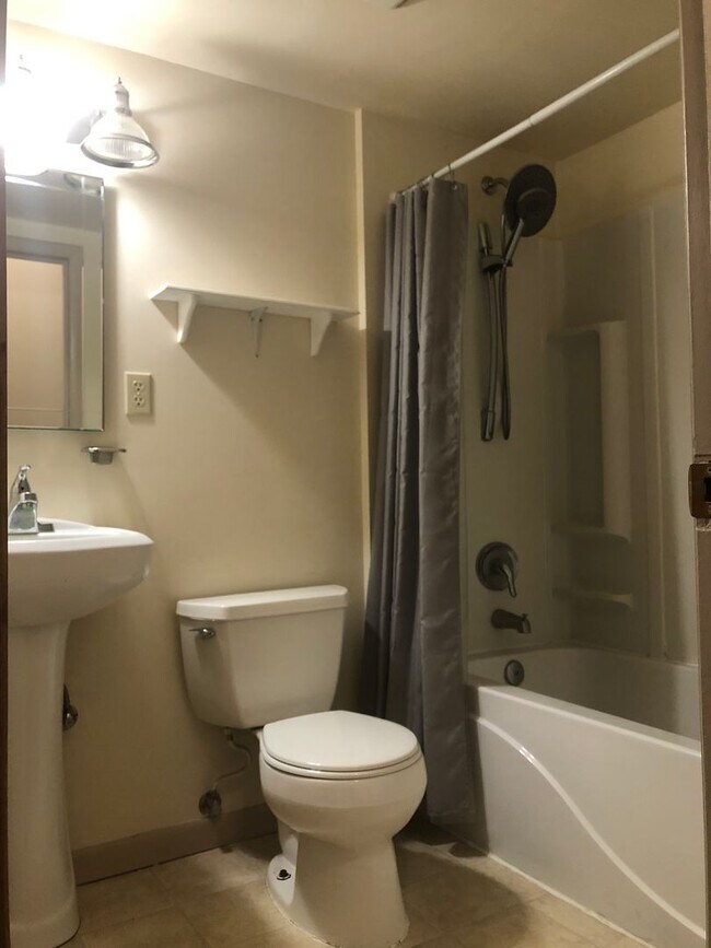 Building Photo - Tillicum 306