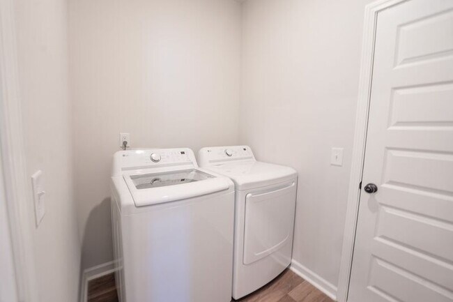 Building Photo - 142 Geranium Wy