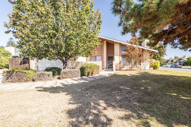 Building Photo - 3 Bedroom/2 Bath with a Pool - $2295 Per Month!