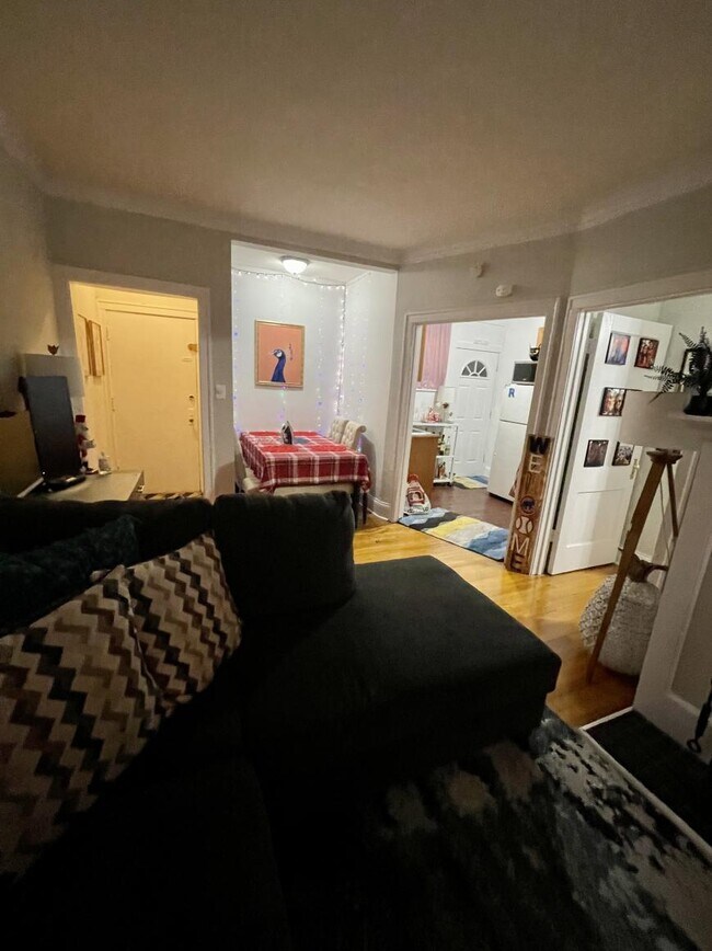 Building Photo - 1 bedroom in Chicago IL 60657