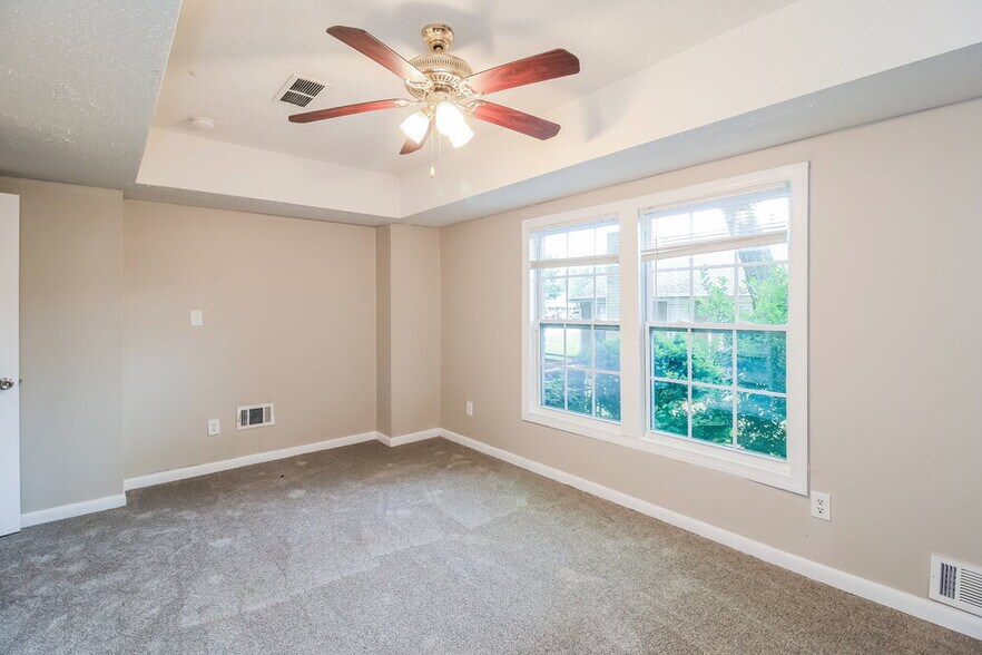 Building Photo - 2112 Golfview Dr SE