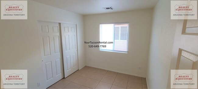 Building Photo - Valencia Rd & Headley Rd 3/2 - July move in special! - All tile floors and updated kitchen