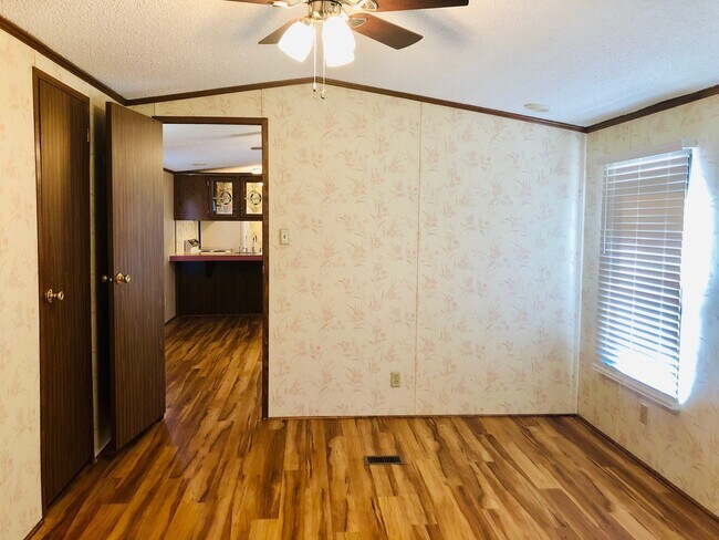 Building Photo - MOVE-IN READY! NO HUD OR SECTION 8