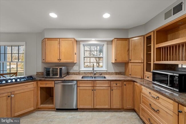 Building Photo - 641 W Country Club Dr