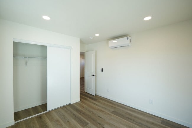 Building Photo - 1600 E Columbia Ave