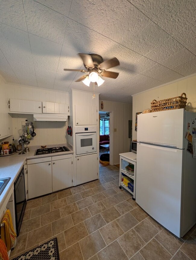 Building Photo - Black Mountain Rental!