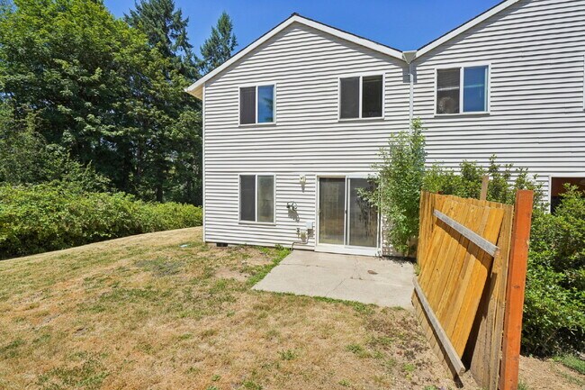 Building Photo - 4 bedroom 2.5 bath home
