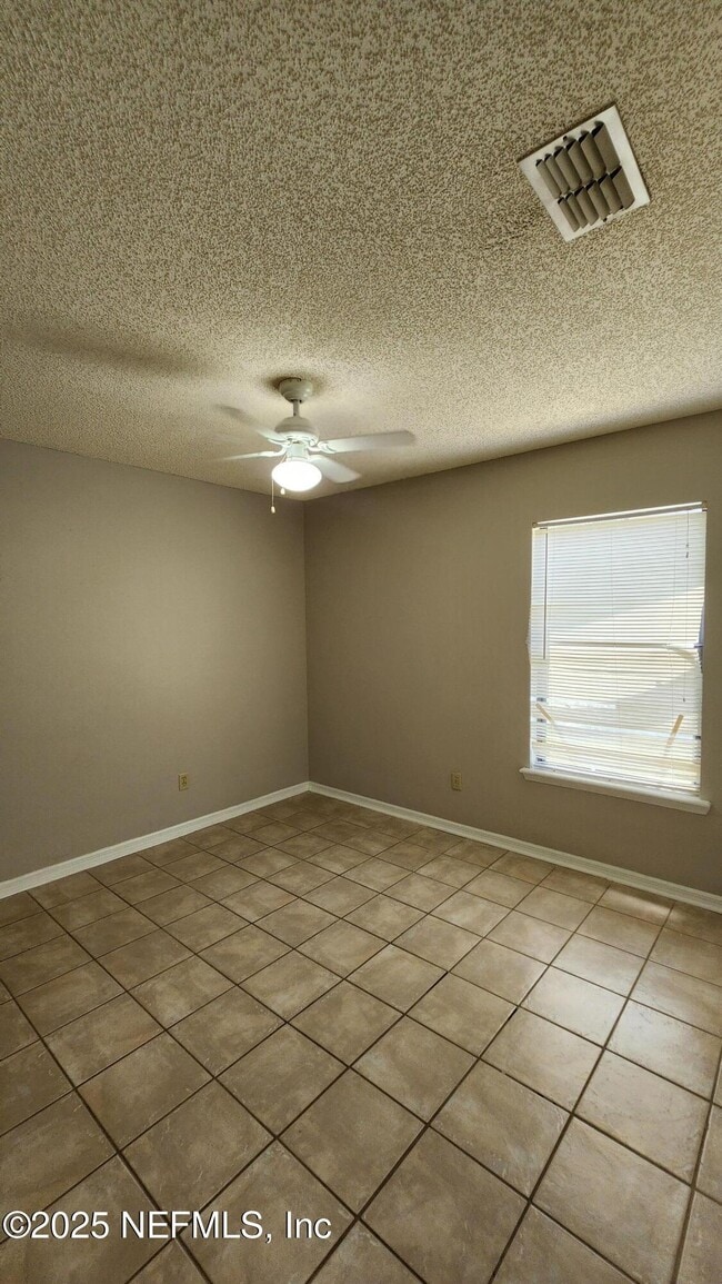 Building Photo - 8800 Mountain Lake Dr S