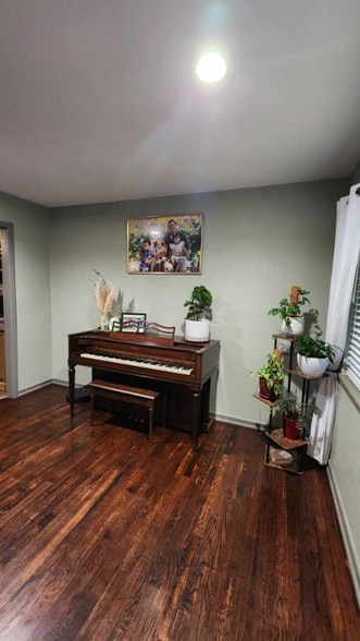 Building Photo - 906 Penrod Dr