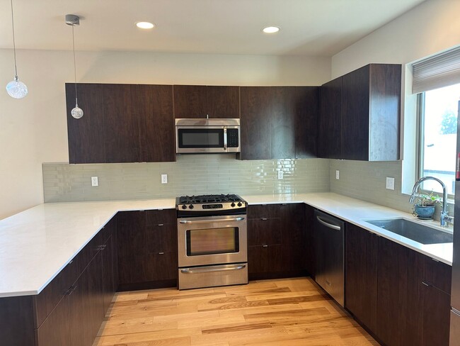 Building Photo - Location! Location! Modern 3 bed, 2.5 bath, Townhome near Greenlake!