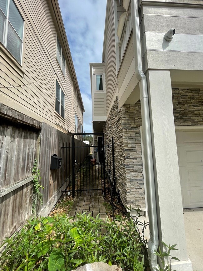 Building Photo - 1211 Marconi St