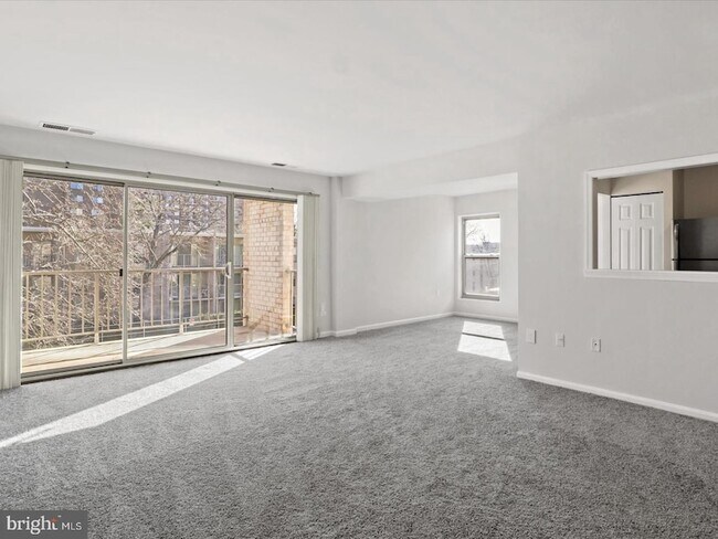 Building Photo - 33 Canterbury Square