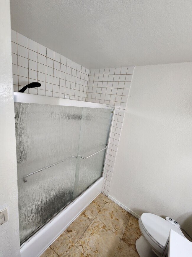 Building Photo - 3 Bedroom 2 Bath Upper Unit in Mira Mesa