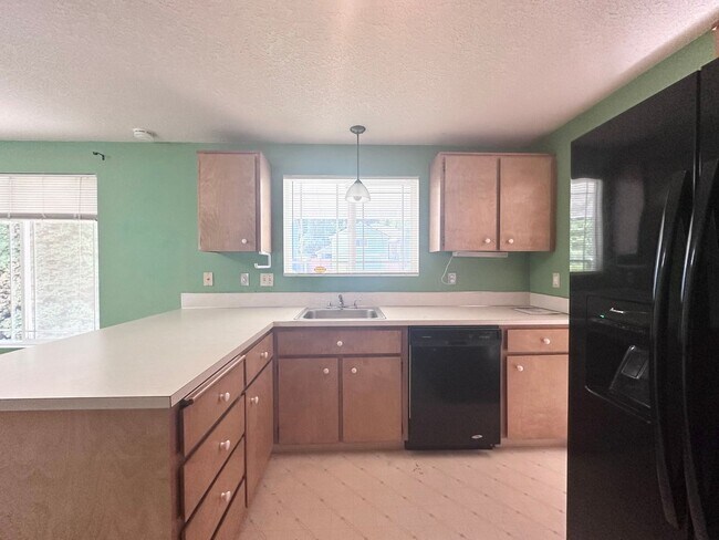 Building Photo - Wonderful centrally located Powell Butte 3...