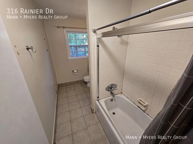 Building Photo - 316 Rainier Dr