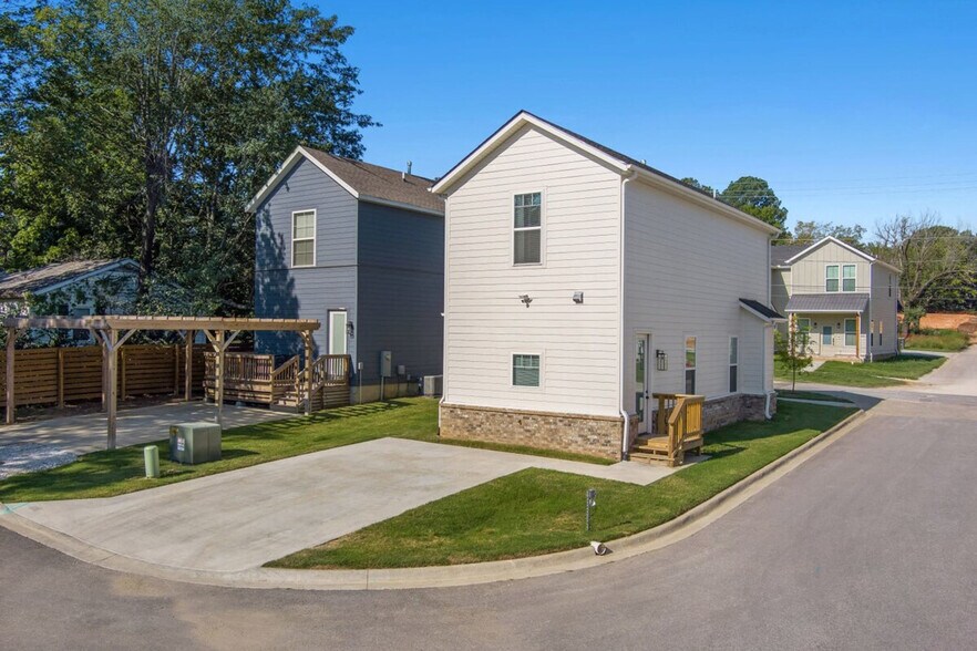 Building Photo - 1416 S Duncan Ave