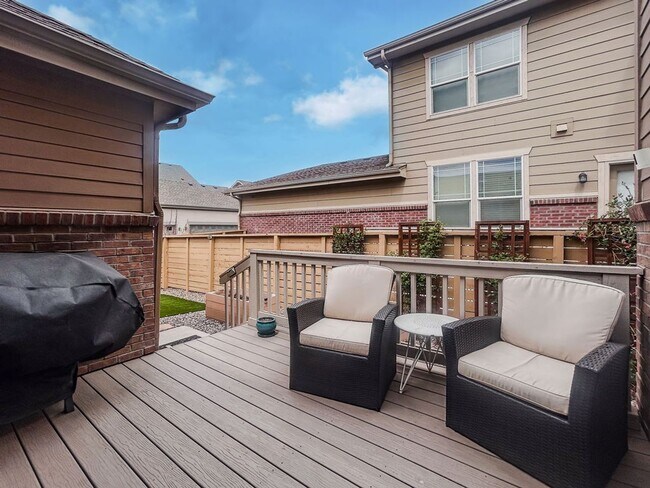 Building Photo - Beautiful 2 bedroom, 2.5 bath townhome in Mosaic