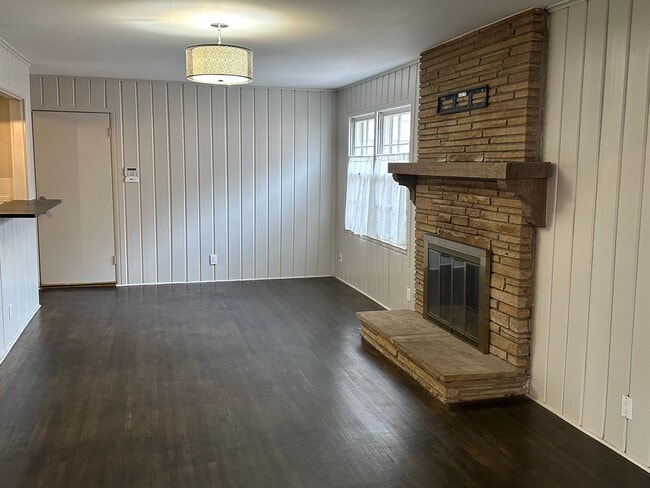 Building Photo - This home is adorable and move in ready!