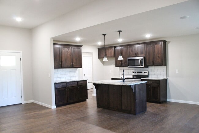 Building Photo - Great brand new home!