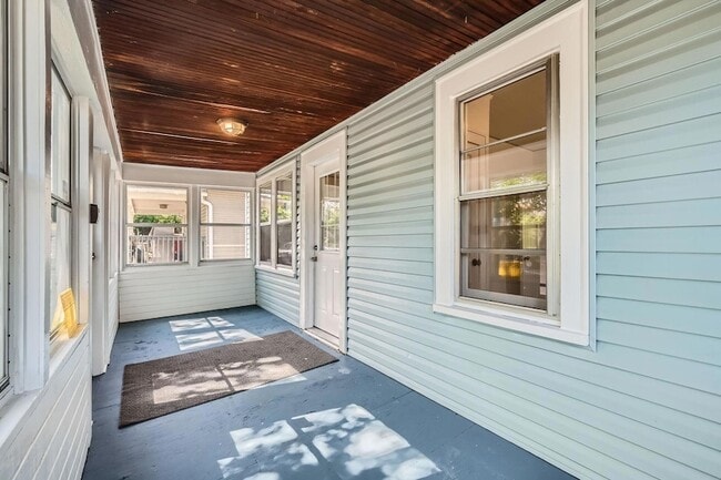 Building Photo - 1083 Western Ave N