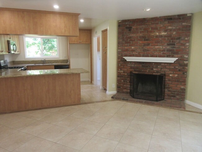 Building Photo - Beautiful Porter Ranch 3 Bedroom home on B...