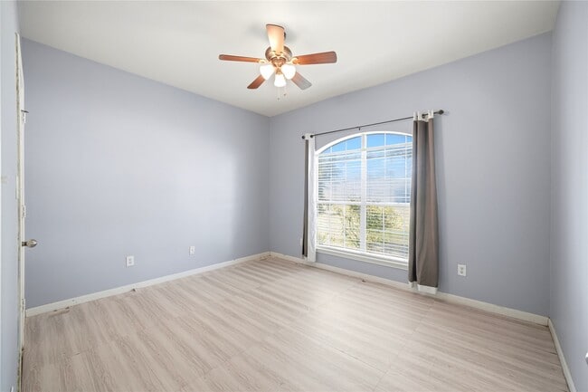 Building Photo - 1707 E Highlands Crossing
