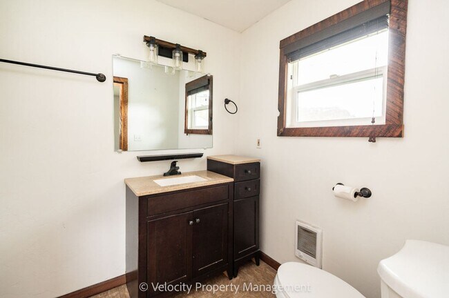 Building Photo - Charming Country Home!