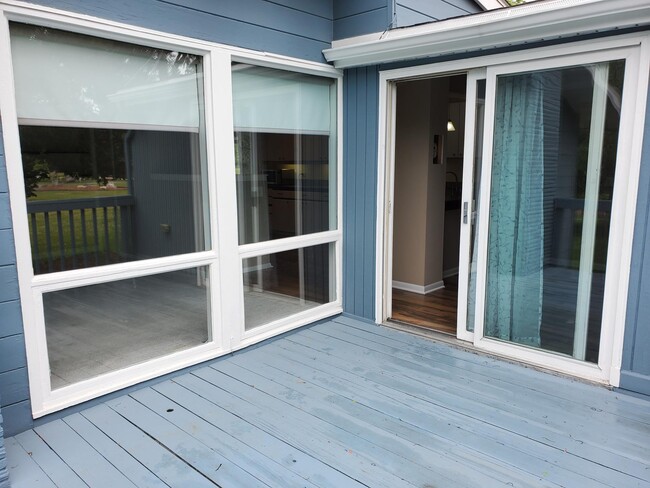 Building Photo - 413 Riverview Dr
