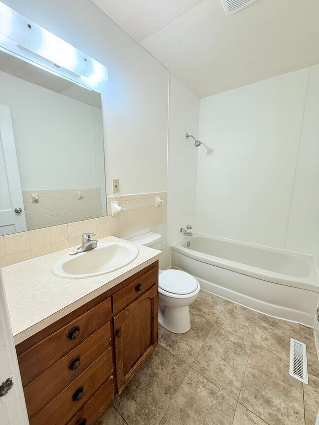 Building Photo - 705 N Eisenhower Dr
