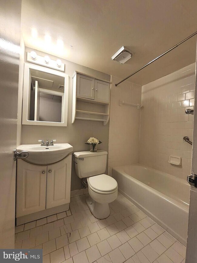 Building Photo - 128 Roberts Ln