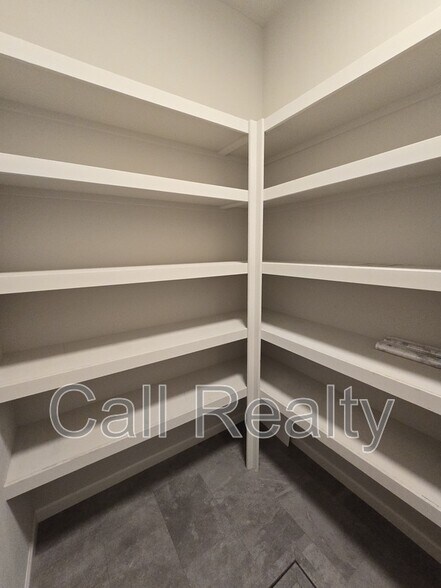 Building Photo - 5530 N Radium Ln