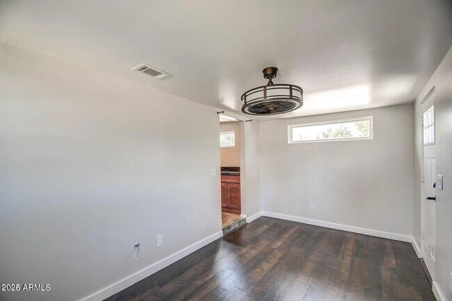 Building Photo - 1612 E Gaylon Dr