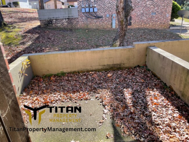 Building Photo - 2 Bed/1 Bath Townhouse with 2 Closets in Main Bedroom!