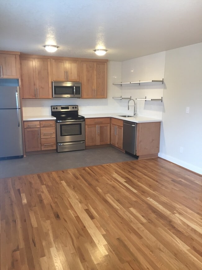 Building Photo - New Modern Remodel 2br Hardwoods Quartz DW...
