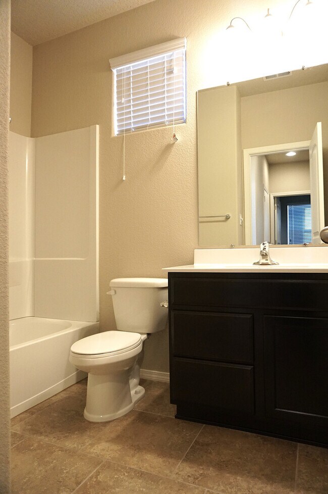 Building Photo - Wonderful 3 bedroom in Rio Rancho. Don't m...