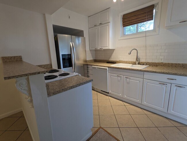 Building Photo - 546 E Jenkins Ave