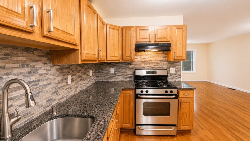 KITCHEN - 226 Bond St