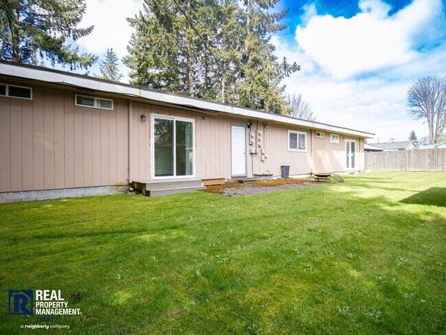 Building Photo - Renovated 1BR w/ Patio, Yard Access & Pet-Friendly Living!