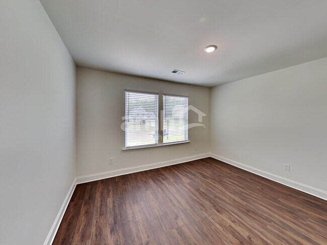 Building Photo - 301 Pecan Dr
