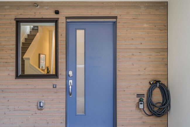 Building Photo - 718 3rd Ave N