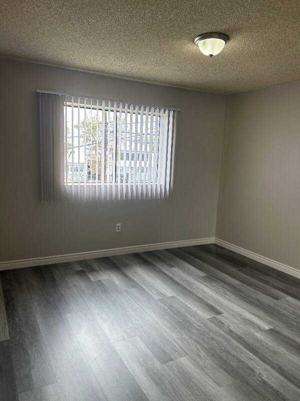 Building Photo - 309 E Elk Ave