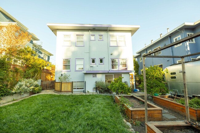 Building Photo - 3148 College Ave