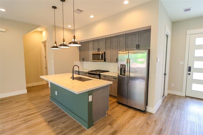 Building Photo - 5213 Pinemont Creek Ln