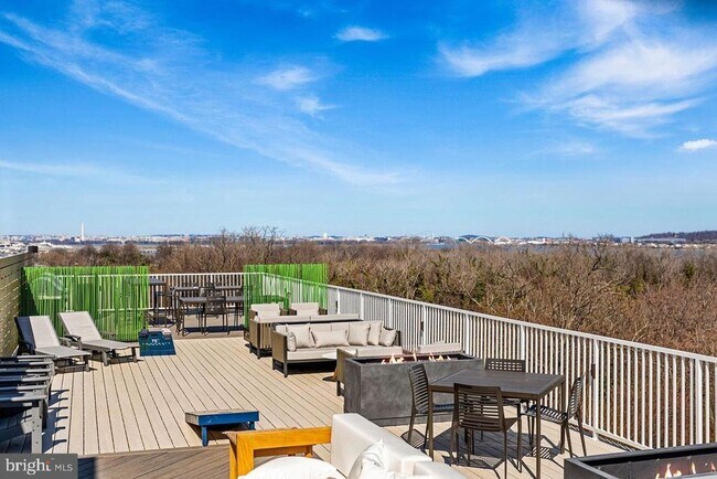 Building Photo - 635 Slaters Ln