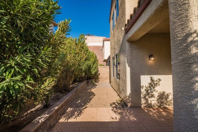 Building Photo - Stylish 3-Bedroom Home with Loft & Upgraded Kitchen!