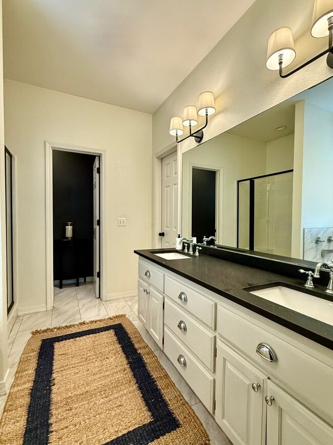 Building Photo - Available Mid-June! Stunning Home Near Col...