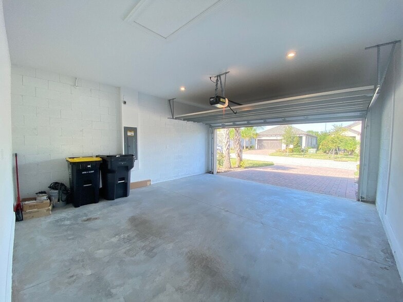 Building Photo - 2182 Palm Tree Dr